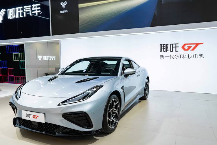 重庆197哪吒汽车在智能汽车领域的表现，领途汽车在新能源汽车市场中的影响力